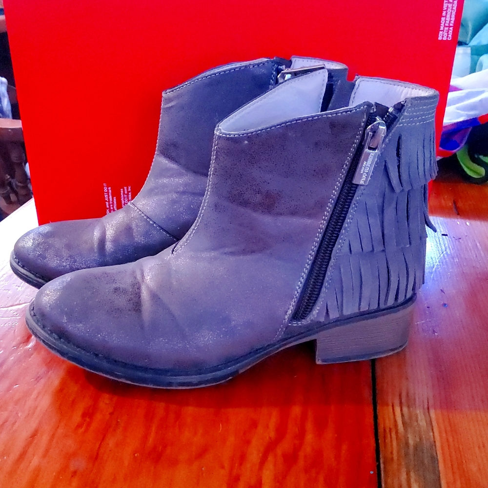 Kenneth Cole New York, size 13.5 girls,